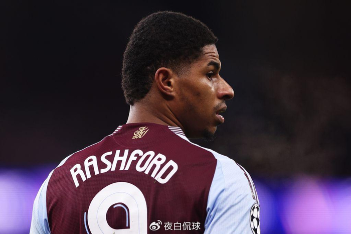 土超比赛双方在禁区里打架，裁判未吹停比赛导致主队打入空门