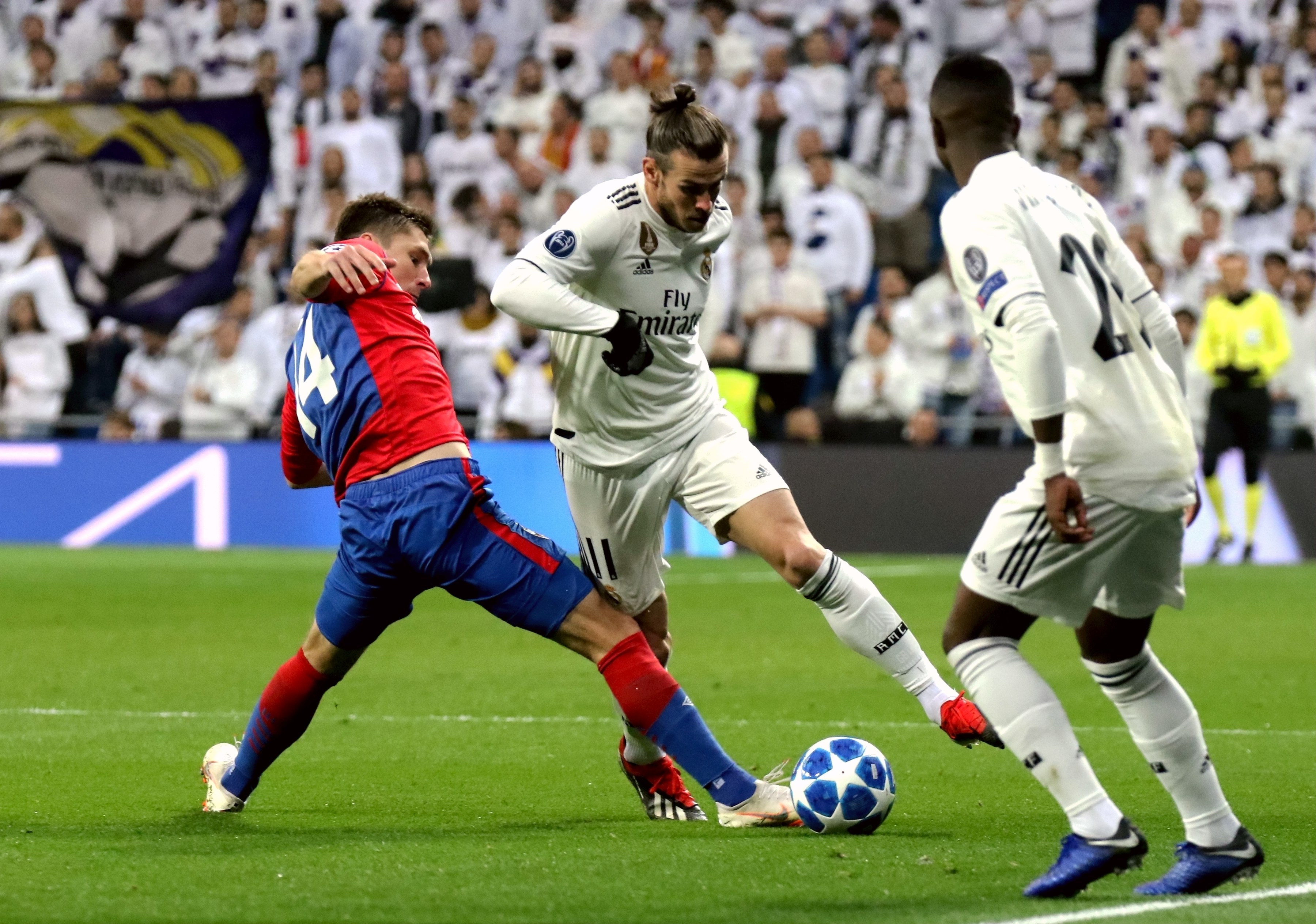 扣爽了！洛夫顿半场4中3得到9分4篮板3助攻