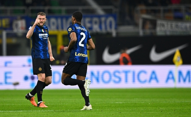 中场核心连续送出致命直塞