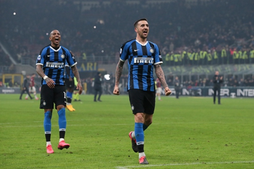 湖人詹姆斯关键三分锁定胜利