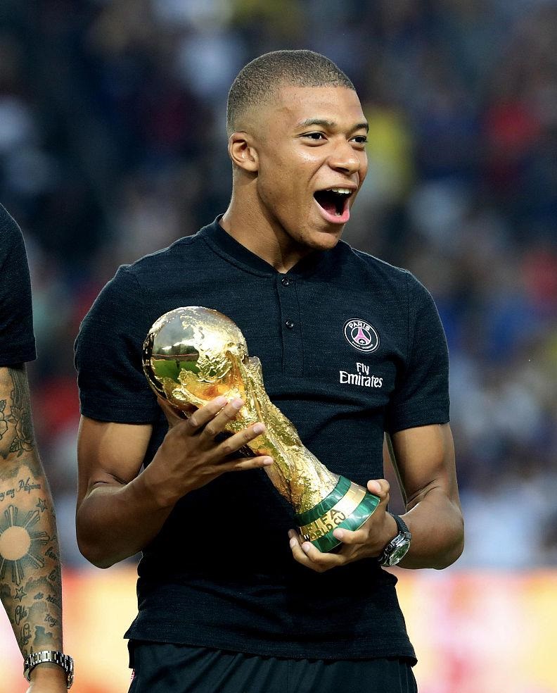 前锋单场两助攻一进球，表现全能