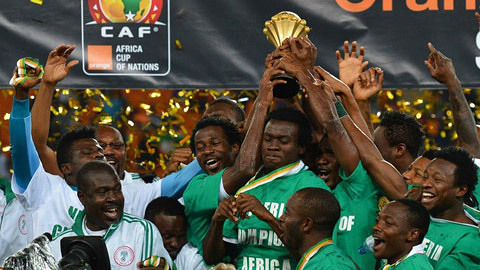 山东男篮险胜北京男篮，以4分优势晋级八强，双方激烈争夺，关键球员表现突出。