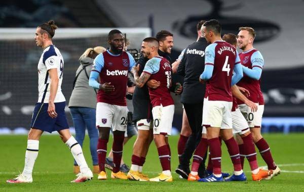 随着切尔西1-1阿森纳，英超积分榜更新：曼联、利物浦分列第7第8