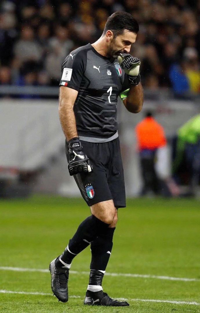 老将关键铲断救险，成全场转折点