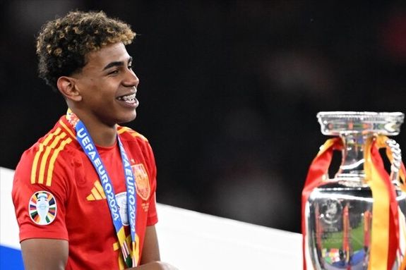 躺着进球，热那亚前锋科隆博在倒地情况下一脚完成破门