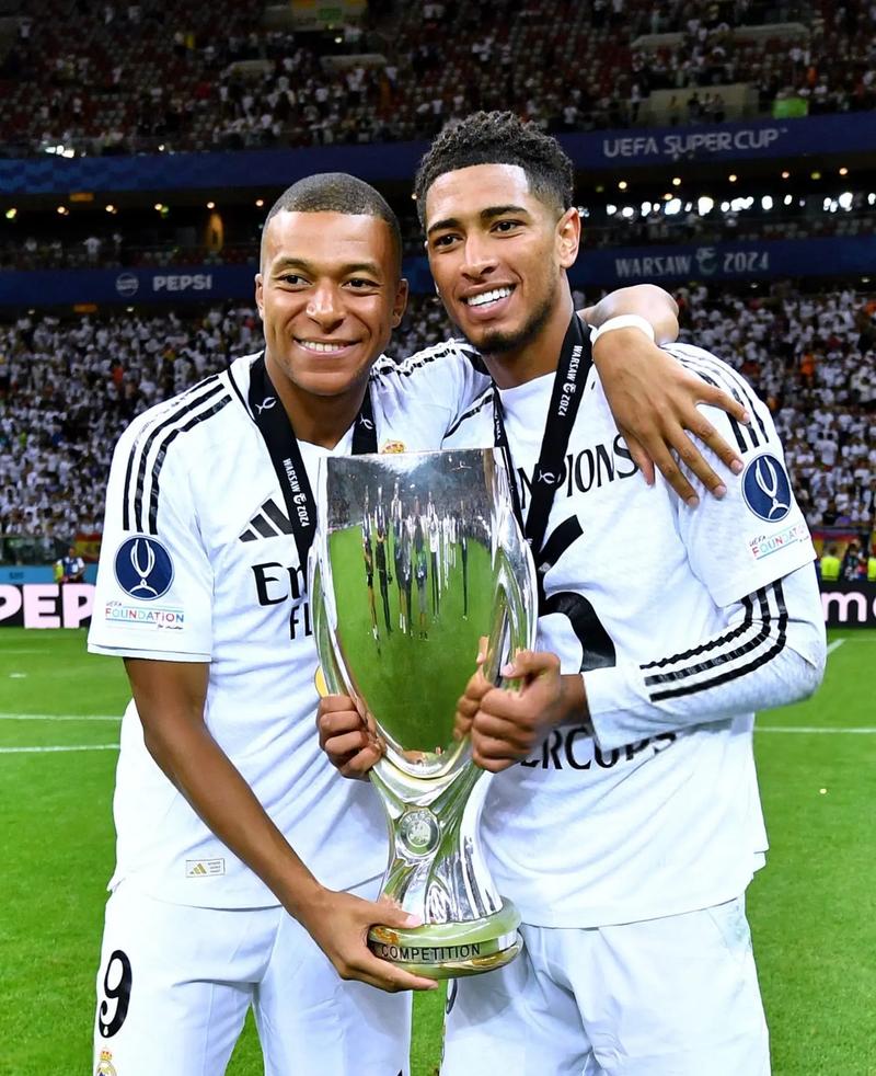 中场核心连续突破防守制造射门机会